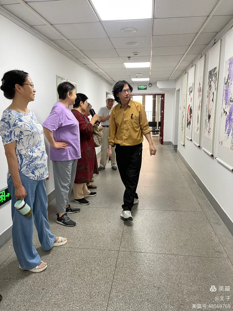 20正式展出于传迪老师送来一幅精美绝伦画作:《好花秋更丽》为班级